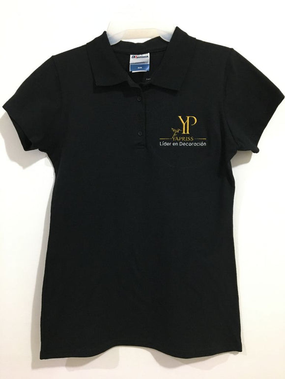 Playera de manga corta con logo empresarial bordado